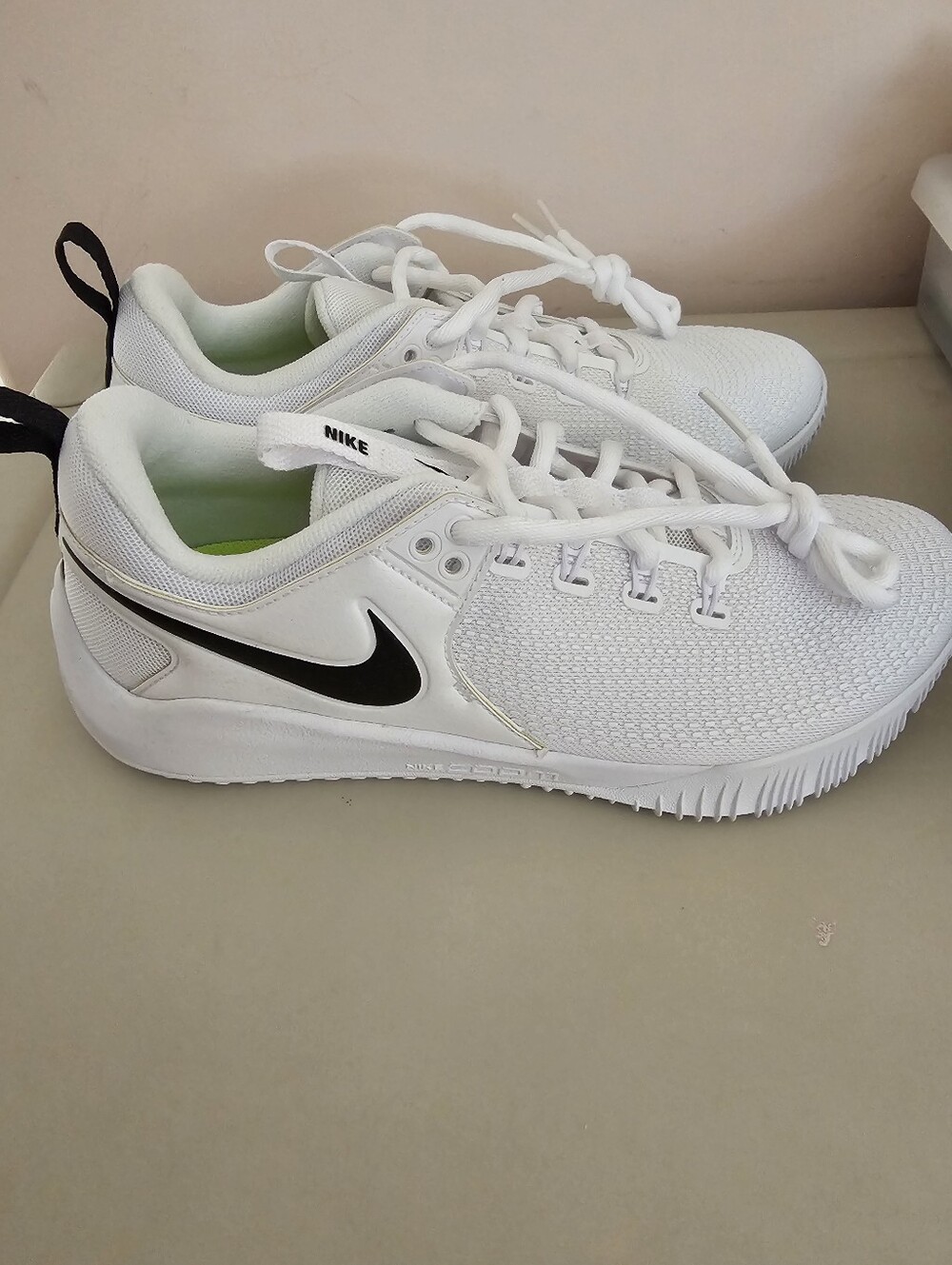Nike ZOOM HYPORACE 2 WOMEN VOLLEYBALL SIZE 9 White and Black Lightweight